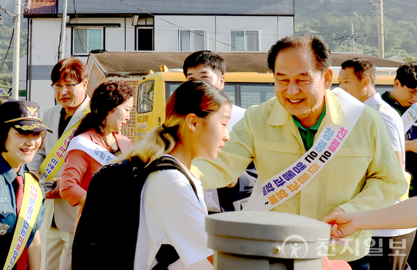 김희수 진도군수가 진도초등학교 앞에서 열린 ‘학교폭력 근절 캠페인’에 참여해 활동하고 있다. (제공: 진도군청) ⓒ천지일보 2024.02.01.