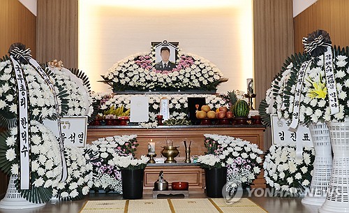 1일 경북 문경시의 한 장례식장에 순직 소방관 박수훈(35) 소방사의 빈소가 차려져 있다. (출처: 연합뉴스)