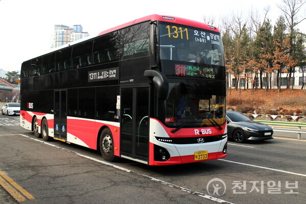 지난해 12월 12일 도입한 오산~강남역행 2층 광역버스 1311번. (제공: 오산시) ⓒ천지일보 2024.02.02.