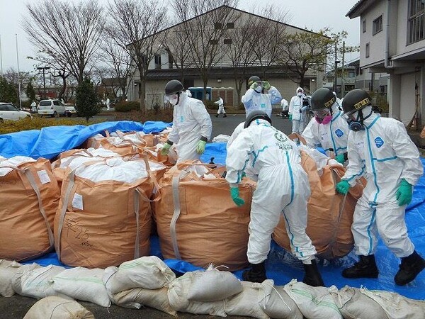 2011년 12월 후쿠시마현에서 복구 활동 벌이는 자위대원. (출처: 연합뉴스)