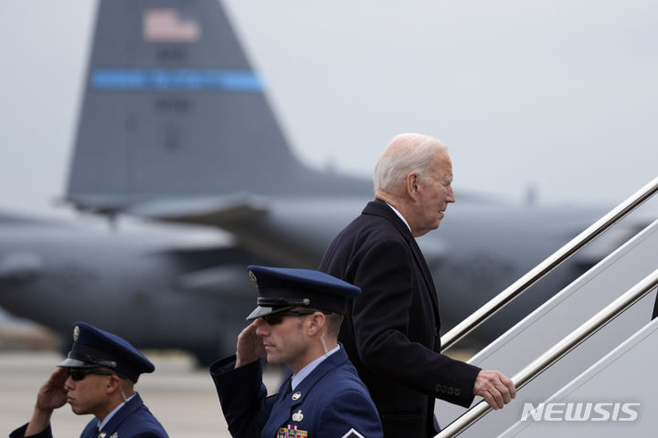 조 바이든 미국 대통령이 2일(현지시간) 미 델라웨어주 뉴캐슬에 있는 공군 기지에서 전용기에 탑승하고 있다. (AP/뉴시스) 2024.02.03.
