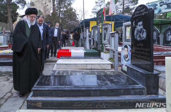 [테헤란(이란)=AP/뉴시스]이란 최고 지도자 알리 하메니이가 31일 테헤란외곽의 묘지에서 이란의 미사일 프로그램을 담당하다 폭발로 숨진 하산 테흐라니 모하담 장군의 묘소를 참배하고 있다. 조 바이든 미 대통령이 요르단의 한 군사기지에서 미군 3명이 살해된 것과 관련, 이란을 공격할 경우 이란은 