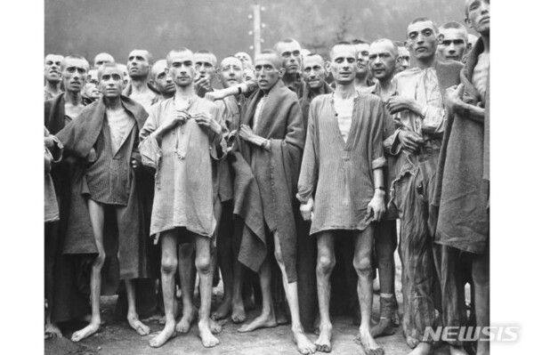 76년 만에 같은 혐의를 두고 국제 법정에 선 이스라엘. 이번엔 피해자가 아닌 가해자의 입장이다. 사진은 1945년 5월 7일 오스트리아 알프스 산맥에 위치한 최대 규모의 나치 강제수용소 중 하나인 에벤제 오스트리아 수용소에서 굶주림으로 거의 죽어가는 유대인들. (출처: 뉴시스)