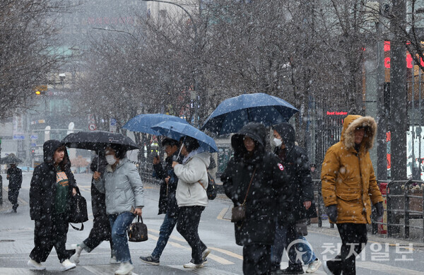 [천지일보=남승우 기자] 눈이 내린 17일 서울 서대문구 신촌 거리에서 시민들이 눈을 맞으며 이동하고 있다. ⓒ천지일보 2024.01.17.