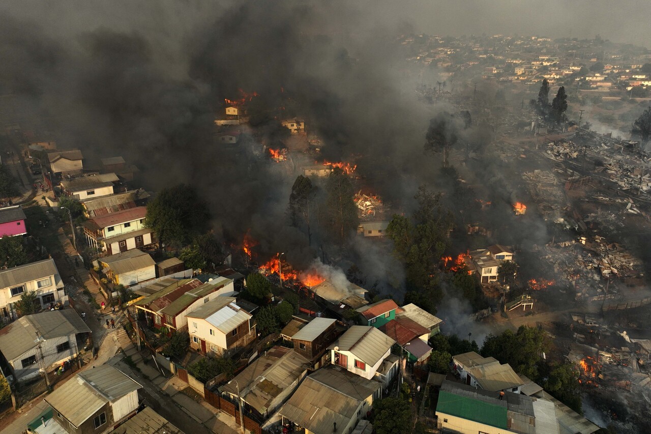 3일(현지시간) 칠레 라스 파타과스 지역의 비냐 델 마르시 언덕에서 화재가 발생했다. (출처: 연합뉴스)