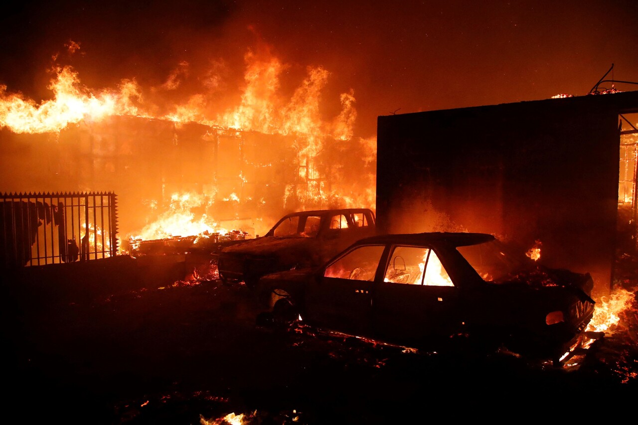 2일 비냐 델 마르에서 발생한 화재로 차량과 주택이 불타는 모습. (출처: 연합뉴스)