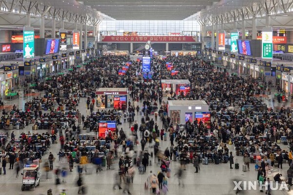 지난달 26일 중국 상하이 동부에 있는 상하이 홍차오 기차역에 온 귀성객들. (출처: 뉴시스)