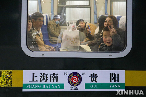 지난달 25일 중국 상하이 동부의 상하이 남부 기차역에서 K4177호 열차에 탑승한 승객들이 출발을 기다리고 있다. (출처: 뉴시스)