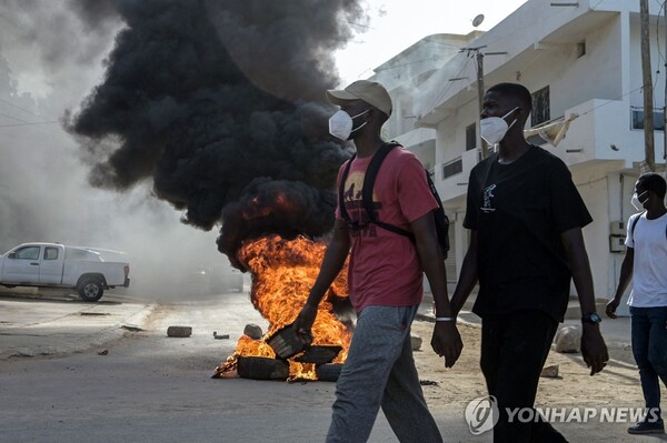 대선 연기에 항의하는 세네갈 시위대. (출처: 연합뉴스)