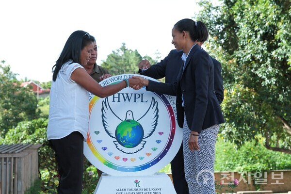 마다가스카르에서도 HWPL 평화교육이 활발하게 진행되고 있다. 사진은 마다가스카르 오프티프레학교에서 지난해 3월 열린 평화비석 제막식. (제공: HWPL) ⓒ천지일보 2024.02.07.