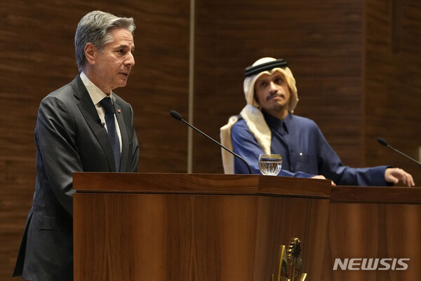 (출처: AP, 뉴시스) 카타르를 방문 중인 토니 블링컨 미국 국무장관(왼쪽)이 6일(현지시간) 무함마드 빈 압둘라흐만 알사니 카타르 총리와 도하에서 공동 기자회견을 가지고 발언하고 있다.