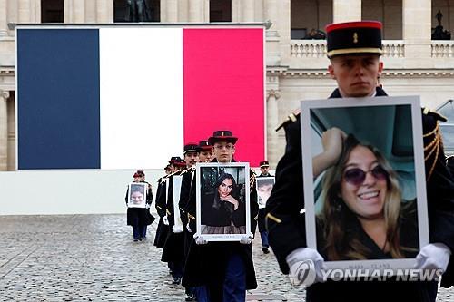 (파리 AFP=연합뉴스) 7일(현지시간) 프랑스 파리 앵발리드에서 지난해 10월 7일 하마스의 기습 공격에 희생된 프랑스인들의 추모식이 열리고 있다.