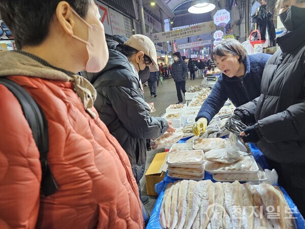 [천지일보 구리=이성애 기자] 구리에 있는 전통시장에서 상인들이 손님들에게 생선을 팔고 있다. ⓒ천지일보 2024.02.08.