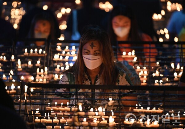 22일(현지시간) 필리핀 마닐라 한 교회에서 사순절이 시작되는 재의 수요일을 기념하는 예배가 진행되고 있다.  (출처:연합/AFP)