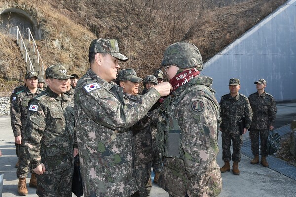 김명수 합동참모의장이 9일 미사일전량사령부에서 장병들을 격려하고 있다. (제공: 합동참모본부)