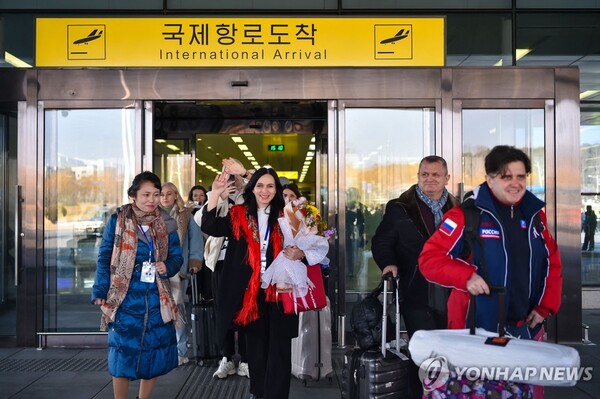 (평양 AFP=연합뉴스) 9일(현지시간) 평양 국제공항에 도착한 러시아 관광객들이 여객터미널 밖으로 나오고 있다.