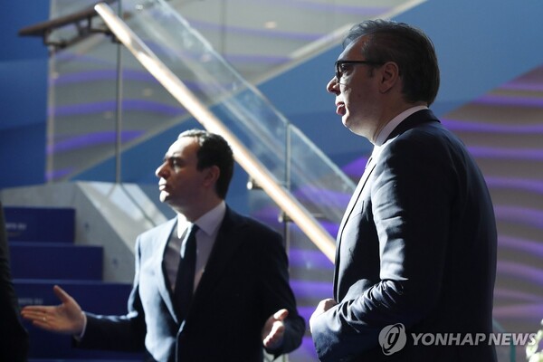 부치치 대통령(오른쪽)과 쿠르티 총리. (출처: 연합뉴스)