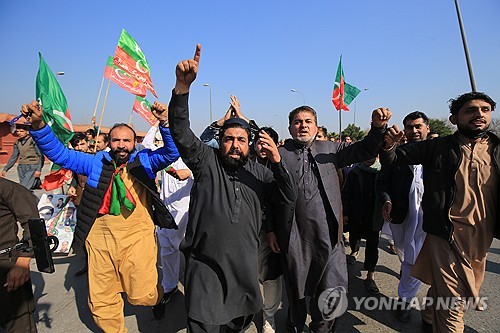 11일 파키스탄 페샤와르서 '투표조작' 항의하는 PTI 지지자들. (출처: 연합뉴스)