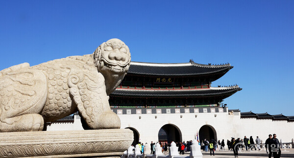 [서울 종로구 경복궁을 찾은 시민들과 외국인 관광객들이 나들이를 즐기고 있다. ⓒ천지일보DB
