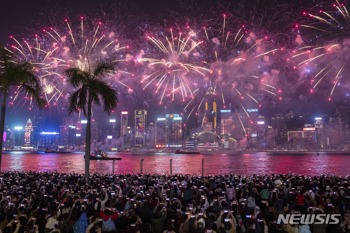 이날 홍콩 빅토리아 항구에서는 설날 맞이 불꽃놀이가 열렸다. (출처: 뉴시스)