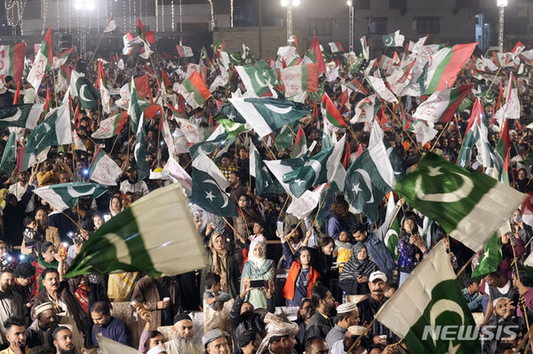 11일(현지시간) 파키스탄 카라치에서 무타히다 카우미 운동(MQM) 지지자들이 총선에서 후보들이 승리한 것을 축하하고 있다. (출처: 뉴시스)