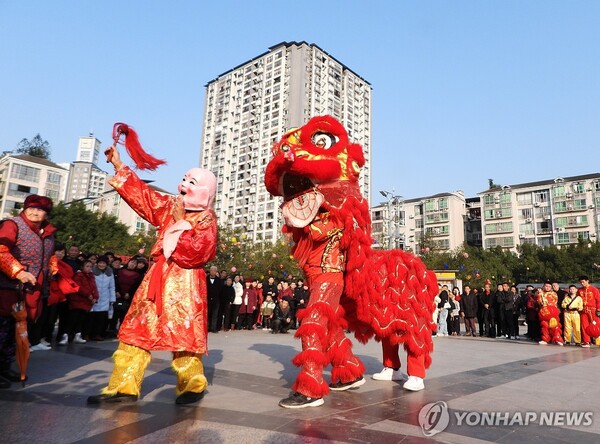 중국 쓰촨성 다저우에서 펼쳐진 춘제 맞이 공연 (출처: 연합뉴스)