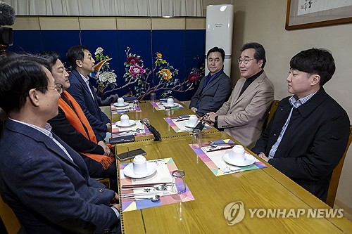 (서울=연합뉴스) 개혁신당 이낙연 공동대표가 11일 오후 서울 종로구의 한 식당에서 열린 에서 발언하고 있다.