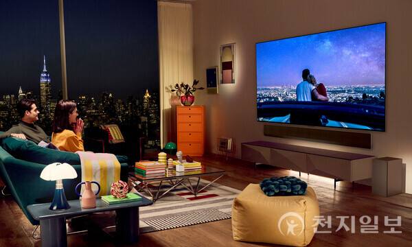모델들이 LG 올레드 TV를 시청하고 있다. (제공: LG전자) ⓒ천지일보 2024.02.13.
