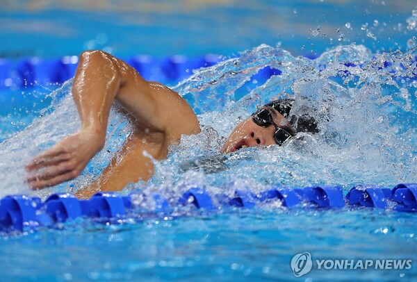 (도하 로이터=연합뉴스) 황선우가 13일(한국시간) 카타르 도하 어스파이어돔에서 열린 2024 세계수영선수권 남자 자유형 200ｍ 준결승에서 역영하고 있다.
