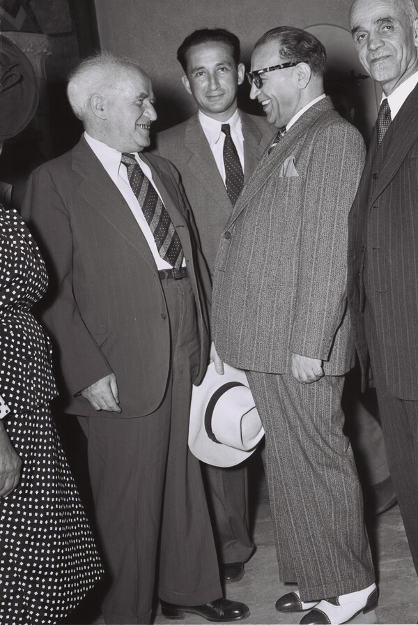 1950년 6월 예루살렘의 Y.M.C.A.에서 이란 공사관이 주최한 칵테일 파티에서 레자 사피니아 이란 장관(오른쪽)이 이스라엘 초대 총리 다비드 벤구리온(왼쪽)을 맞이하고 있다. (출처: 위키미디어 커먼스)