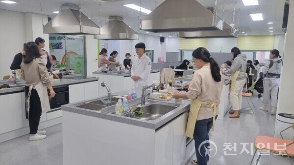 천안시 서북구보건소가 지난해 10월 성정건강생활지원센터에서 체험형 요리교실을 실시하고 있다. (제공: 천안시) ⓒ천지일보 2024.02.14.