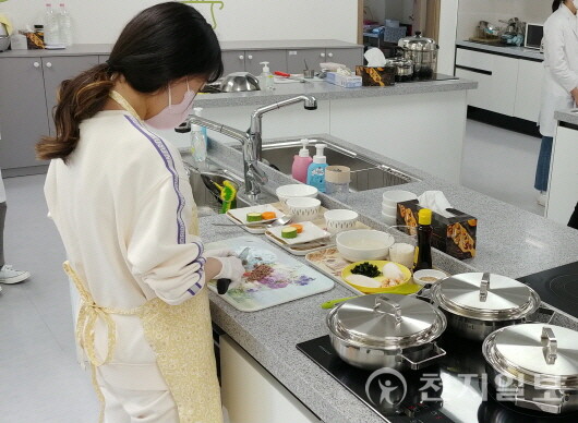 천안시 서북구보건소가 지난해 10월 성정건강생활지원센터에서 체험형 요리교실을 실시하고 있다. (제공: 천안시) ⓒ천지일보 2024.02.14.