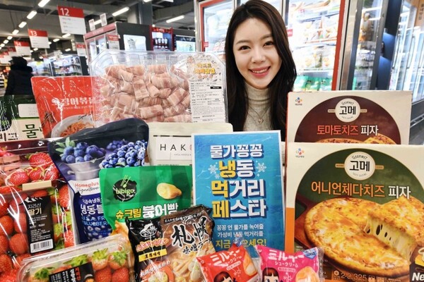 모델이 14일 서울 등촌동 ‘홈플러스 메가푸드마켓’ 강서점에서 ‘냉동 먹거리 페스타’ 행사를 소개하고 있다. (제공: 홈플러스) 