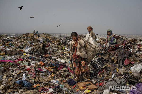 2021년 3월 10일 인도 뉴델리 외곽의 발스와 쓰레기 매립지에서 주민들이 재활용 가능한 쓰레기를 찾고 있다. (출처: 뉴시스)