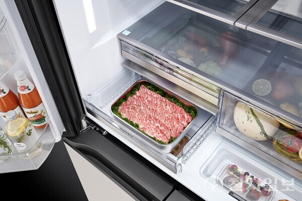 LG 디오스 상냉장 하냉동 냉장고 신제품의 ‘신선맞춤실’에 ‘육류 소프트 프리징 모드’가 적용된 연출 이미지. (제공: LG전자) ⓒ천지일보 2024.02.15.