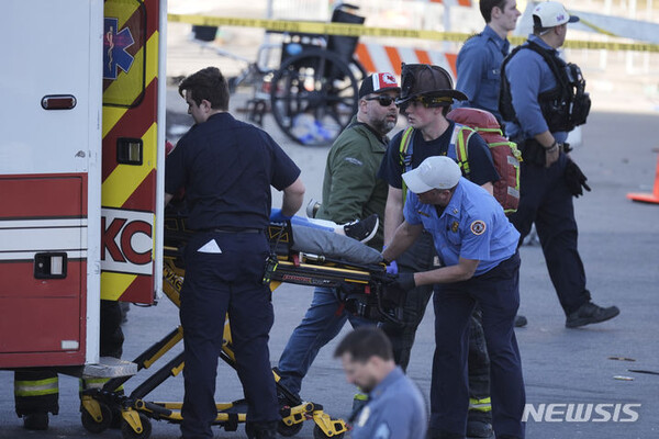 14일(현지시간) 미국 미주리주 캔자스시티의 미국프로풋볼(NFL) 슈퍼볼 승리 축하 퍼레이드에서 총격 사건이 발생한 가운데 구급차가 부상자를 이송하고 있다. (출처: 뉴시스)