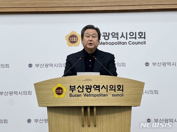 김무성 전 새누리당 대표가 15일 부산시의회 브리핑룸에서 기자회견을 열고 제22대 국회의원 선거에서 부산 중·영도구에 출마한다고 밝혔다. (출처: 뉴시스)
