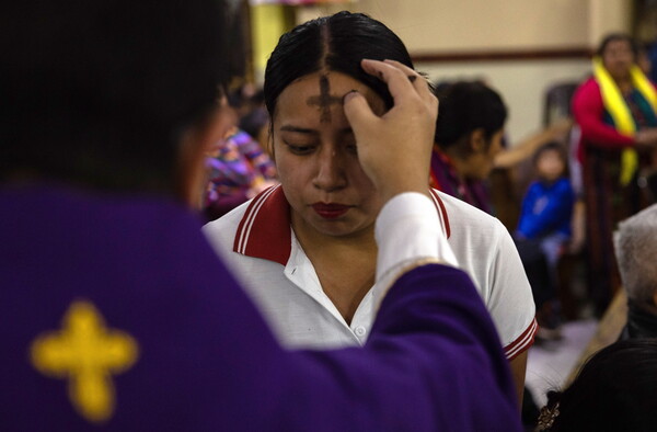 14일(현지시간) 사순절의 시작인 재의 수요일에 한 여성이 과테말라 산후안바우티스타 교회에서 이마에 재 십자가를 받고 있다. (출처: EPA=연합뉴스)
