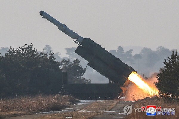 (평양 조선중앙통신=연합뉴스) 김정은 북한 국무위원장은 지난 14일 오전, 해군에 장비하게 되는 신형 지상대해상 미사일 '바다수리-6형' 검수 사격 시험을 지도했다고 조선중앙통신이 15일 보도했다. 2024.2.15