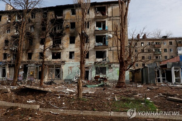 러시아 포격에 폐허 된 아우디이우카 시내 건물. (출처: 연합뉴스)