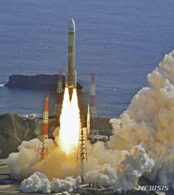 [가고시마=AP/뉴시스] 일본이 지난해 3월 시험 발사에서 실패한 신형 대형 H3 로켓 발사 장면. 일본은 17일 오전 H3 로켓 2호를 발사했다. 2023.2.17.