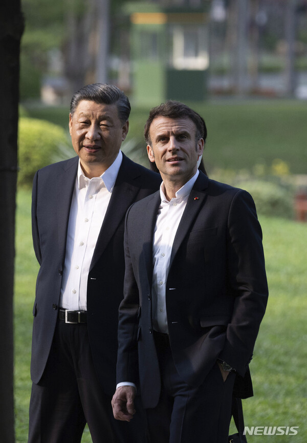 [광저우=AP/뉴시스] 에마뉘엘 마크롱 프랑스 대통령과 시진핑 중국 국가주석이 7일 중국 광저우의 한 정원을 거닐고 있다. 이날 양 정상은 비공개회담을 가졌다. 2023.04.07.
