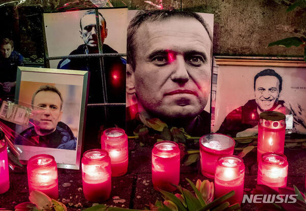 17일(현지시간) 독일 프랑크푸르트의 러시아 영사관 근처에 러시아 야당 지도자 알렉세이 나발니의 촛불과 사진이 놓여 있다. (출처: 뉴시스)
