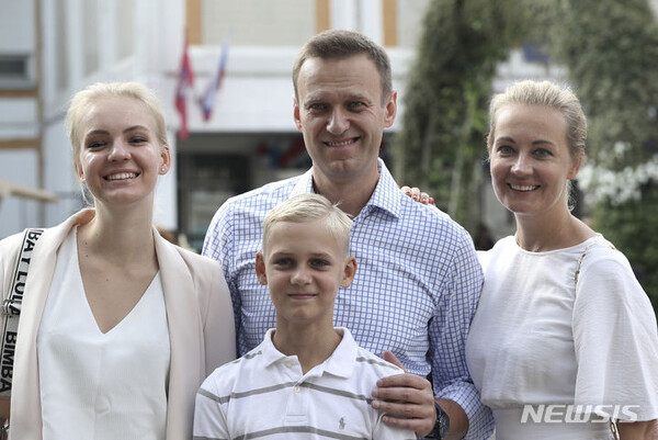 2019년 9월 8일 러시아 야당 지도자 알렉세이 나발니가 러시아 모스크바에서 열린 시의회 선거에서 투표를 마치고 아내 율리아(오른쪽), 딸 다리아, 아들 자하르와 함께 언론을 향해 포즈를 취하고 있다. (출처: 뉴시스)