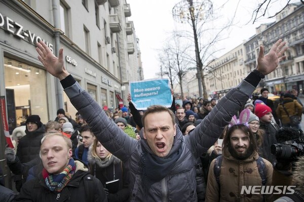 러시아 야당 지도자 알렉세이 나발니(가운데)가 2018년 1월 28일 러시아 모스크바에서 열린 집회에 참석해 구호를 외치는 모습. (출처: 뉴시스)
