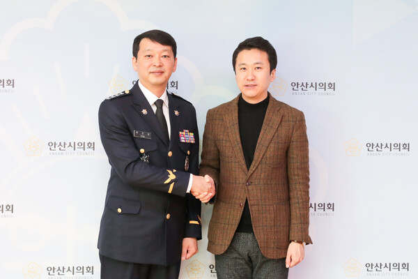 왼쪽부터 최진모 서장, 송바우나 의장. (제공: 안산시의회)  ⓒ천지일보 2024.02.18.