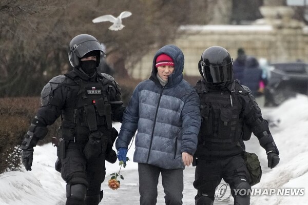 상트페테르부르크에서 나발니 임시 추도장소에 헌화하려다 경찰에 연행되는 시민. (출처: AP 연합뉴스)