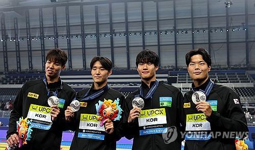 남자 계영 800ｍ에서 은메달을 딴 한국 대표 선수들이 시상식에서 환하게 미소 짓고 있다. (출처: 로이터=연합뉴스)