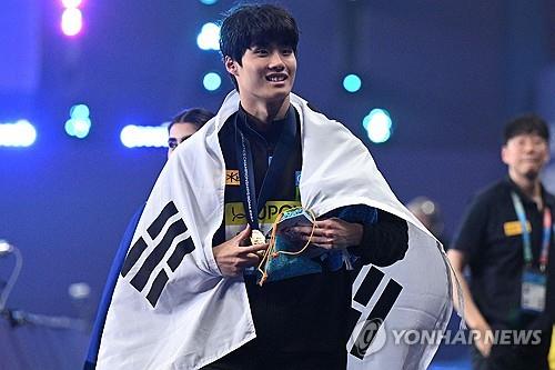 남자 자유형 200ｍ에서 금메달을 따낸 황선우 (출처: AFP=연합뉴스)