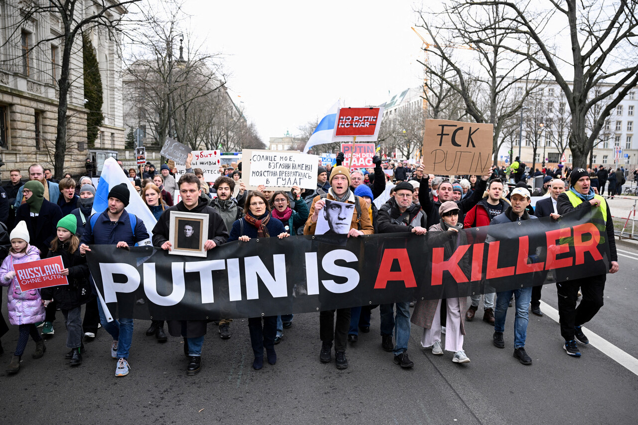 18일 독일 베를린 러시아 대사관 근처에서 나발니를 지지하는 시위대가 “푸틴은 살인자”라는 배너를 들고 행진하는 모습. (출처: 연합뉴스)